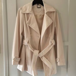 Woman coat size medium in white color